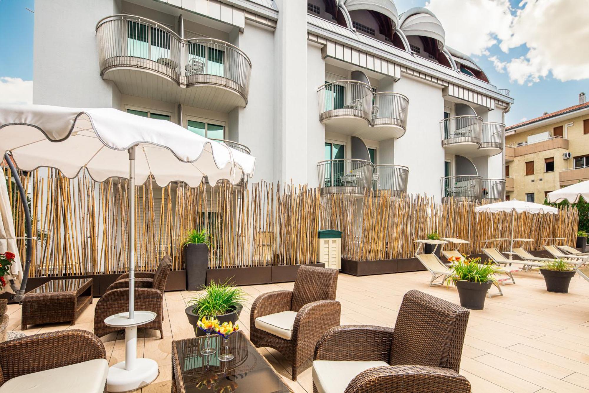 Park Hotel Линяно Сабиадоро Екстериор снимка