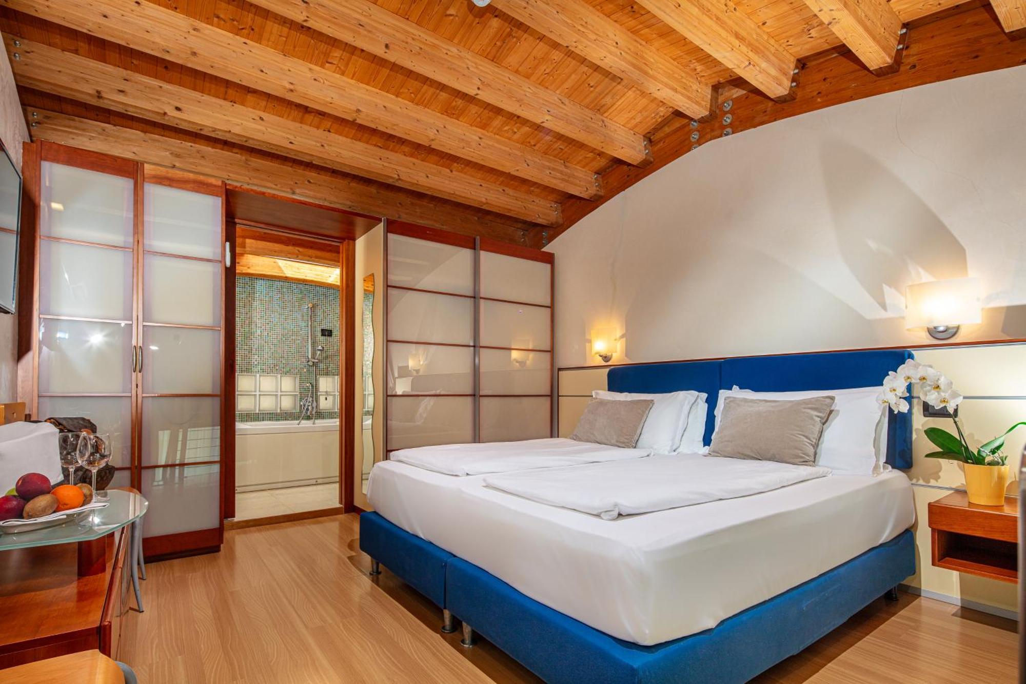 Park Hotel Линяно Сабиадоро Екстериор снимка