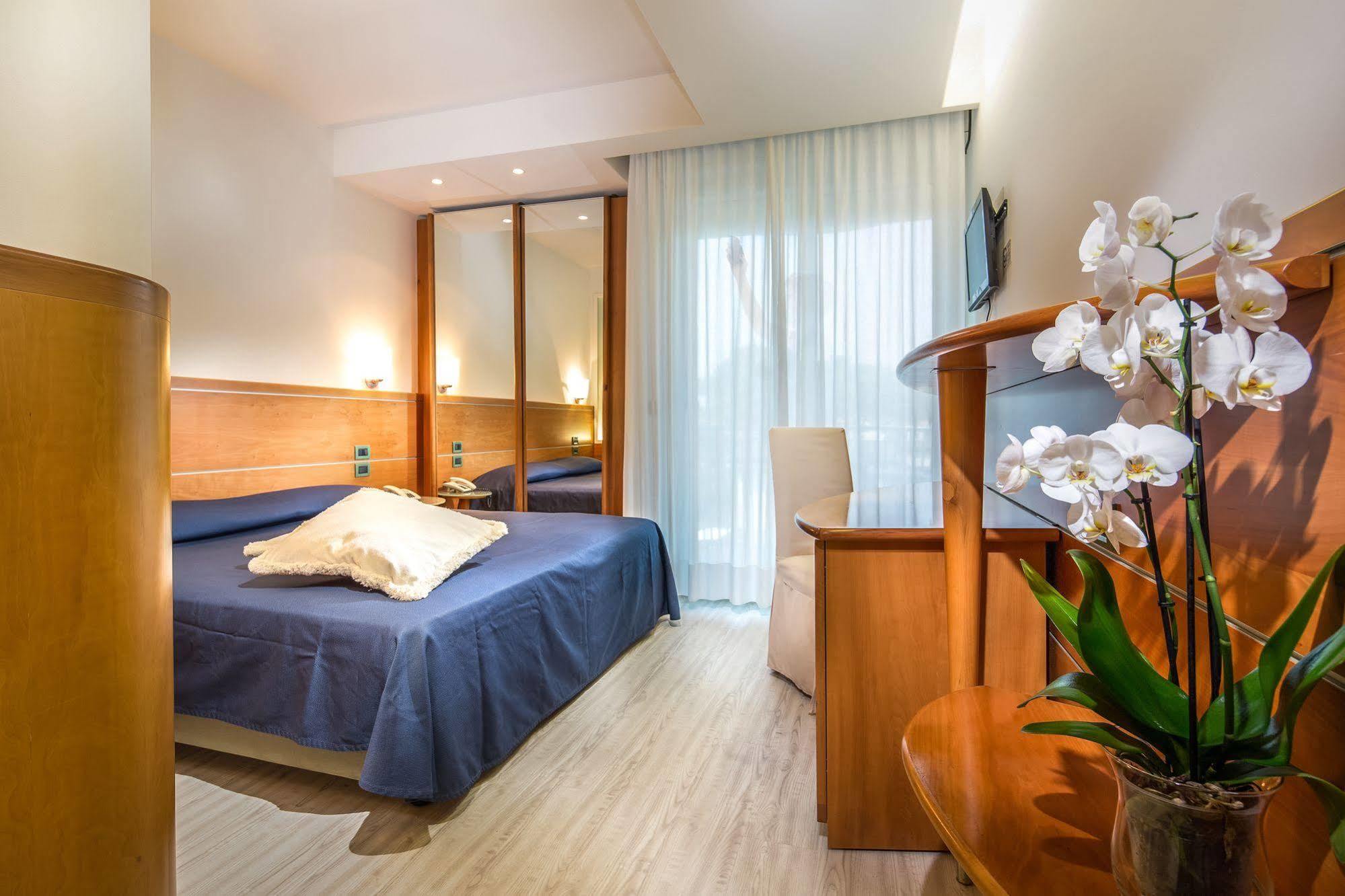 Park Hotel Линяно Сабиадоро Екстериор снимка
